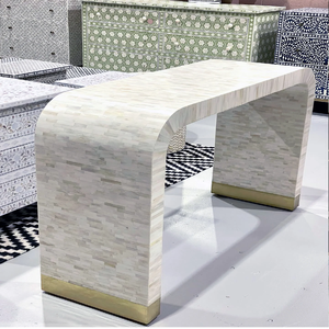 Una moderna mesa consola con incrustaciones de hueso en forma de cascada, con un diseño de mosaico gris y patas de latón, a precios de mayorista. - Product Image 1