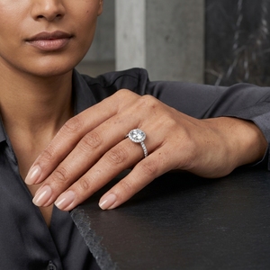 Anillo de Compromiso de Diamantes Redondos Brillantes de Platino para Mujer con Halo y Diamantes Laterales, Certificado IGI, Estilo Clásico - Product Image 3