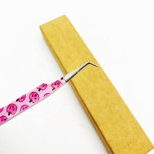 Pince à cils argentée avec embout brillant et rose, pour Halloween, à 90 degrés, pour volume intense / Emballage individuel en boîte jaune - Product Image 5