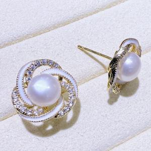 ต่างหูมุกน้ำจืดแท้ทรงเกลียวฝรั่งเศส รุ่นใหม่ ปี 2025 ประดับเพชรซิคอนไล่เฉดสี พรีเมียม เงินแท้ S925 ยี่ห้อ Zhuji - Product Image 4