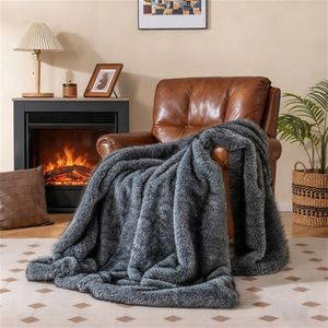 Morbida Coperta in Finta Pelliccia di Lupo Grigia 740GSM 152x203cm, Materiale Peluche Bifacciale con Design a Coniglio, Lavabile e Stampata - Product Image 4