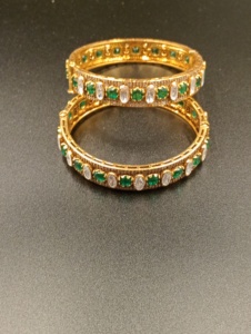 AMAIRA JEWELS Brazalete Chapado en Oro para Mujer con Piedra Verde Corte Esmeralda, Engaste de Canal, Clásico, de Moda, para Compromiso, con Doble Piedra - Product Image 4
