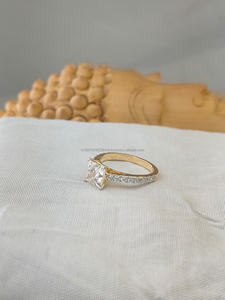 Elegante diamante talla princesa engastado en lujoso oro amarillo de 10K/14K/18K, flanqueado por deslumbrantes piedras laterales para un anillo sofisticado. - Product Image 4