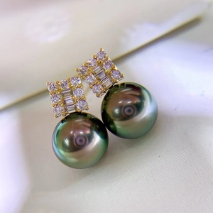 Nouveau produit Boucles d'oreilles en perles naturelles blanches de 11-10 mm, comparables aux perles blanches australiennes, avec une finition brillante et de légères imperfections - Product Image 1