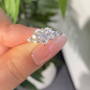 Anillo de Compromiso Iced Jewelz Moissanite, Corte Corazón de 3.10 Quilates, Engaste de Puntas, Oro Amarillo de 14k, Joyería Fina Romántica, Superventas - Product Image 1