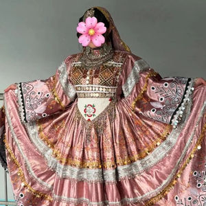 ชุดเดรสแบบดั้งเดิมของชาวคูชีสีชมพูสุดหรูหรา พร้อมเสื้อปักลายอย่างประณีตและกระโปรงบานทรงใหญ่ ตัดเย็บด้วยมืออย่างประณีตสไตล์ชาติพันธุ์ - Product Image 1