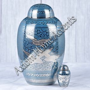 Urne en laiton poli pour cendres avec sculptures ornées Souvenir funéraire classique et commémoratif par Axiom Home Accents - Product Image 1