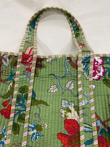 Green Floral Quilted Canvas Tote <b>Bag</b> with Zipper Closure <b>Medium</b> <b>Size</b> Party Beach Gift Hand Length Handle Textile Material - Product Image 4