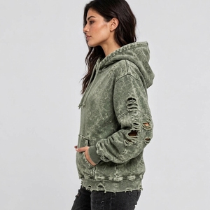 Sweat-shirts pour femmes d'inspiration vintage avec des accents vieillis, tissu confortable et construction de qualité pour un look tendance au quotidien. - Product Image 2
