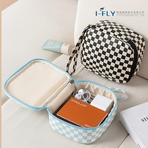 Trending Modern Eco-Friendly Portable Checkered <b>Makeup</b> Sanitary Pad <b>Storage</b> Zipper Bag Large Capacity Water Resistant Foldable - Product Image 6