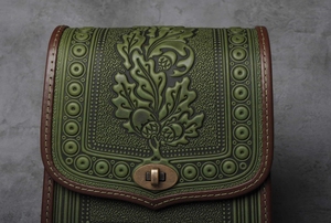 Sac à bandoulière léger en cuir véritable brodé, style vintage et tendance, avec rabat et sangle unique, collection Automne/Hiver 2026 - Product Image 3