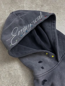 Sweat à capuche zippé personnalisé, coupe classique, effet vintage délavé, en molleton 100% coton épais et vieilli, avec motif graphique lettres en strass - Product Image 4