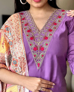Ensemble Kurti droit en viscose Chanderi lavande uni pour femme avec pantalon et dupatta en soie imprimée - Product Image 4