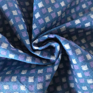 Tela de algodón estampada a mano con motivos indigo – Patrón geométrico de diamantes en azul y lila |   Venta al por Mayor de Textiles Indios - Product Image 3