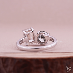 Bague de fiançailles Toi et Moi en diamant vert cultivé en laboratoire, émeraude et taille ronde, deux pierres, design inspiré de la dualité, prête à être expédiée - Product Image 2