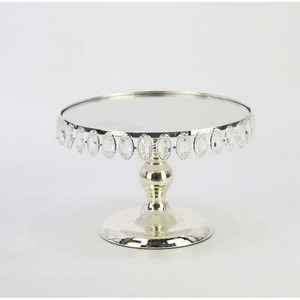 Support à gâteau rond en acier inoxydable avec bordure perlée en cristal et base décorative pour une présentation élégante - Product Image 3