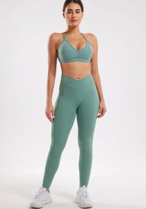 Ensemble de yoga pour femmes : débardeur extensible et leggings de compression taille haute élastique, personnalisable et éco-responsable - Product Image 2