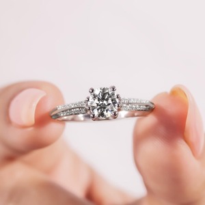 Anillo de oro macizo de 14K con banda ovalada verde de diamantes cultivados en laboratorio de corte redondo, sin conflictos, con borde flotante, para mujer - Product Image 2