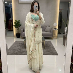 Ensemble palazzo en soie chinon crème de créateur avec broderies de sequins et dupatta lourd - Product Image 1