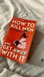 Cómo matar a hombres y escapar con ello, libro en formato paperback de Katy Brent. Una historia deliciosamente oscura y hilariantemente retorcida sobre la amistad y el amor. - Product Image 3