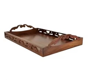 Plateau de service rectangulaire en bois fait main, design traditionnel, motif végétal gravé, avec poignées courbées, pour utilisation sur table. - Product Image 1