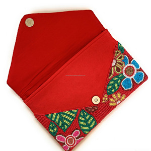 กระเป๋าคลัทช์ลูกปัดสีแดงลายดอกไม้ งานแฮนด์เมด ทนทาน พับได้ ดีไซน์ดอกไม้สีสันสดใส กระเป๋าถือสำหรับงานกลางคืน กระเป๋าทรงซอง  สไตล์โบฮีเมียนลำลอง - Product Image 5