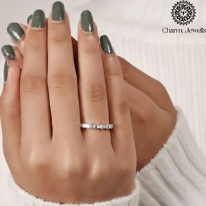Bague d'éternité minimaliste en argent 925 et moissanite pour femme, sertie de moissanites taille baguette, collection Charm_Jewells - Product Image 1
