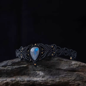 สร้อยข้อมือมาคราเม่ทองคำทำมือประดับลาบราดอไรต์สีม่วงประกายอัญมณี เชือกสีดำ สไตล์โบโฮ เครื่องประดับบำบัดรักษา ของขวัญแต่งงาน - Product Image 1