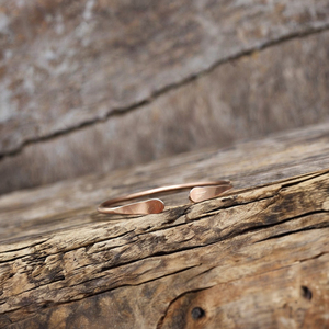 Brazalete de cobre minimalista Vintage para hombres y mujeres | Brazalete curativo de cobre sólido Delgado | Joyería de bienestar ajustable hecha a mano - Product Image 1