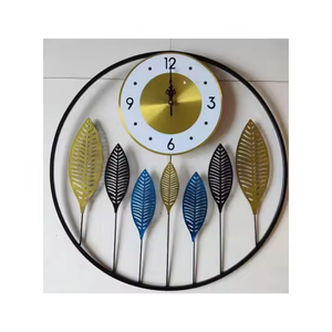 Horloge murale moderne en métal en forme de feuille, multicolore, décorative, inspirée de la nature, accent d'intérieur contemporain pour la maison - Product Image 1