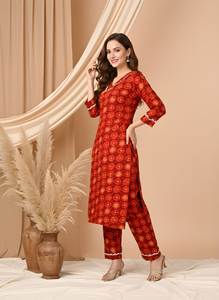 Conjunto de Kurta y Pantalón de Seda Delta con Estampado Gota Patti Rojo, Cuello en V, Corte Recto hasta la Pantorrilla, Traje Étnico para Mujer, Tallas S M L XXL - Product Image 3