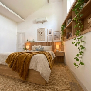 Cadre de lit plateforme en teck massif, style Japandi moderne, lit en bois King/Queen, tête de lit capitonnée, tables de chevet en rotin canné - Product Image 4