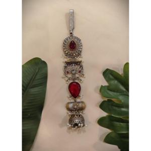 Porte-clés vintage en métal argenté avec pierre précieuse rouge et détails en perles, forme irrégulière, fait main - Product Image 1