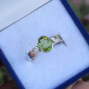 Bague délicate en péridot, pierre ovale, argent sterling 925, élégante bague de fiançailles ou de promesse, cadeau pour elle, bijoux - Product Image 6