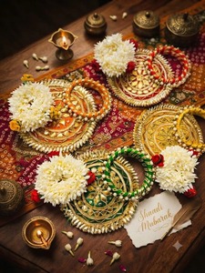 Brazalete Floral de Seda Gota Patti Hecho a Mano con Jazmín Artificial y Trabajo de Espejo - Regalo Tradicional Indio para Bodas y Cumpleaños - Product Image 2