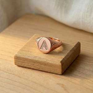 Anillo de Sello Personalizado con Letra del Alfabeto de la A a la Z, en Oro Sólido de 10k, 14k o 18k, Joyería Sencilla para Hombre y Mujer - Product Image 4