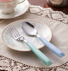 Ensemble de couverts minimalistes avec manches en plastique colorées, couteau, fourchette et cuillère en acier inoxydable, compatibles lave-vaisselle, pour la table de fête - Product Image 3