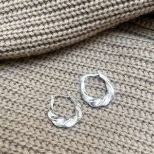 Pendientes de aro de latón retorcido, Pendientes delicados de latón bañado en plata, Pendientes finos de latón para mujer, Pendientes de latón texturizado al por mayor - Product Image 3