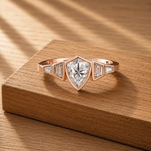 Anillo de compromiso de oro macizo de 10K, 14K, 18K con diamante cultivado en laboratorio con corte escudo certificado IGI, solitario de cinco piedras, venta al por mayor - Product Image 3
