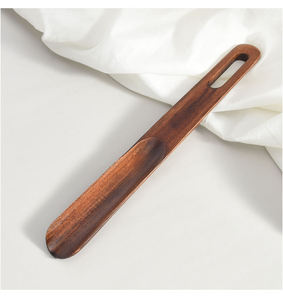 Cuchara para zapatos de madera con cordón de cuero disponible en madera de acacia, mango, pino, roja, sheesham y otras especies de madera. Año 2026. - Product Image 2