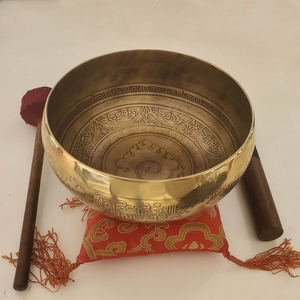 Bol en laiton orné avec des sculptures complexes et un coussin en soie rouge pour la méditation et la sonothérapie, disponible à prix de gros. - Product Image 1