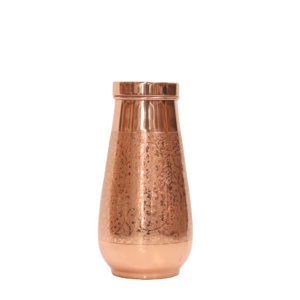 Pot de chambre à coucher en cuivre gravé de style moghol de qualité supérieure - Pichet à eau artisanal de chevet finition antique avec couvercle en verre - Product Image 1