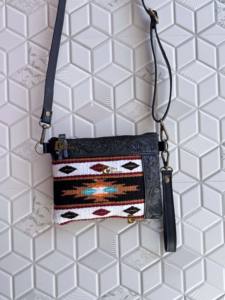 Bolso de Mano Elegante con Diseño Azteca en Tela Jacquard, Tallado a Mano, Color Negro, Cierre de Cremallera, Ligero, Cuero Genuino - Product Image 2