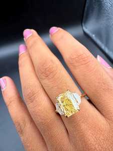 Bague de luxe à trois pierres en diamant jaune vif taille radiant 3,01 carats, cultivé en laboratoire, avec or massif 18 carats, certifié IGI, pour mariée et mariage - Product Image 6