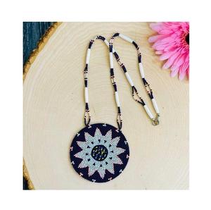 Ensemble de bijoux culturels, collier et boucles d'oreilles, avec un design traditionnel artisanal - Product Image 1