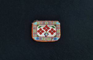 Porte-monnaie vintage perlé : Pochette artisanale à motifs floraux en perles - Product Image 1
