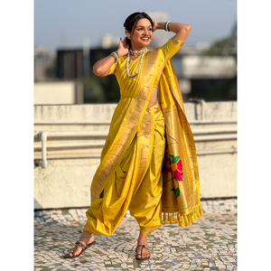 Sari en soie douce jaune Nauvari Paithani, robe de mariée spéciale avec motifs de pois tissés en zari et pallu de paon - Product Image 4