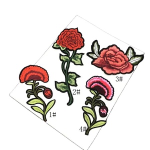 Patchs brodés en chenille tissée écologiques personnalisables avec des motifs de roses rouges et d'alphabet, appliques à coudre ou à repasser DIY - Product Image 1