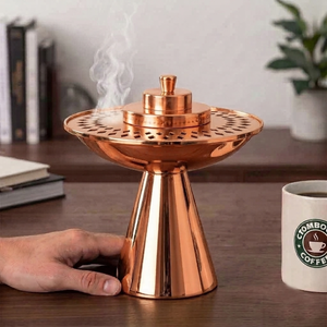 Quemador de incienso de metal dorado radiante con un tapo perforado decorativo, crea un ambiente lujoso en tu hogar con esta elegante pieza. - Product Image 3