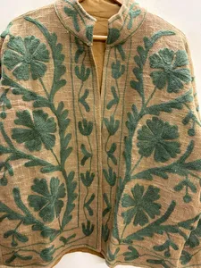 Ropa étnica india hecha a mano, chaqueta corta elegante para mujer con bordado floral tradicional de Aari de Cachemira. - Product Image 4